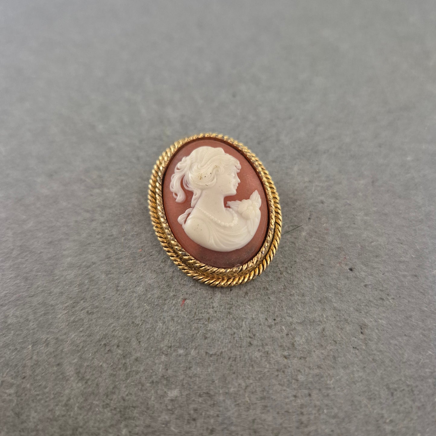 Vintage Kamee Brosche – Ovales Relief mit Damenporträt