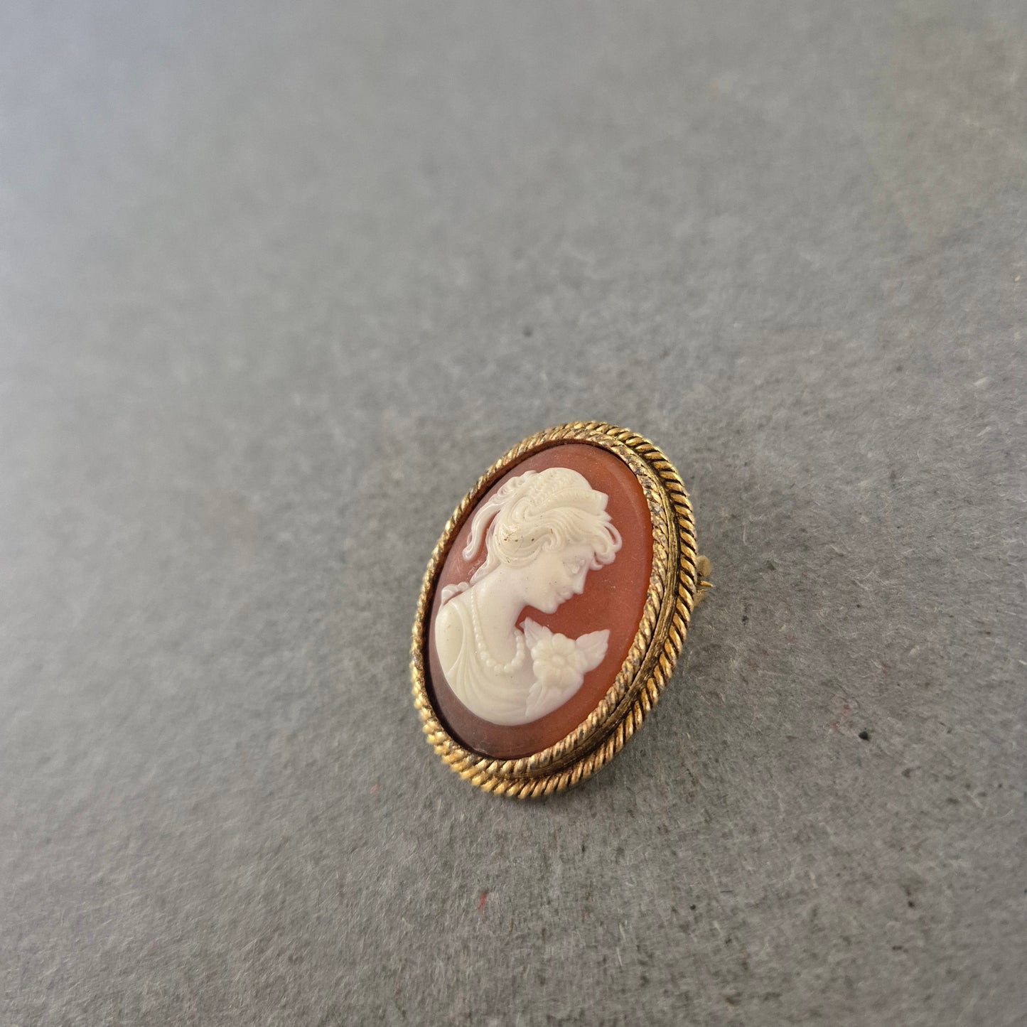 Vintage Kamee Brosche – Ovales Relief mit Damenporträt