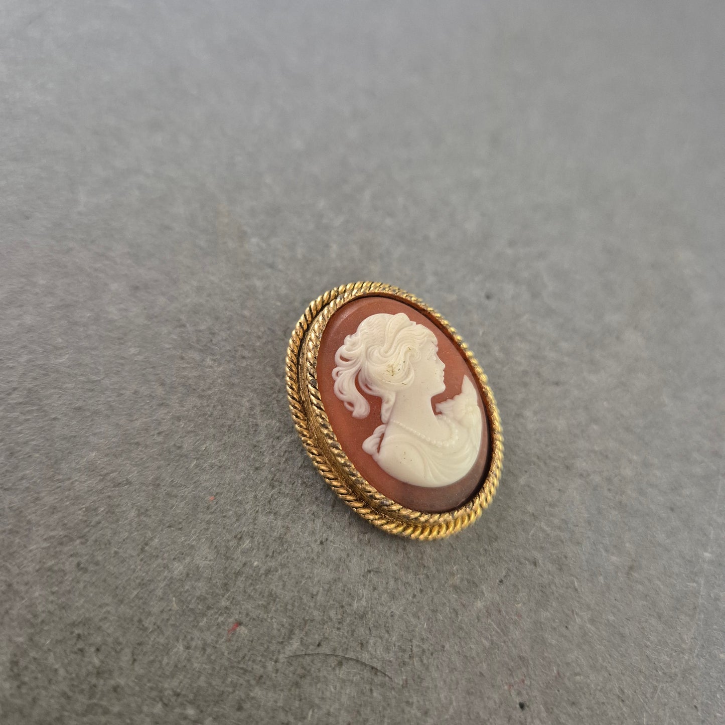 Vintage Kamee Brosche – Ovales Relief mit Damenporträt