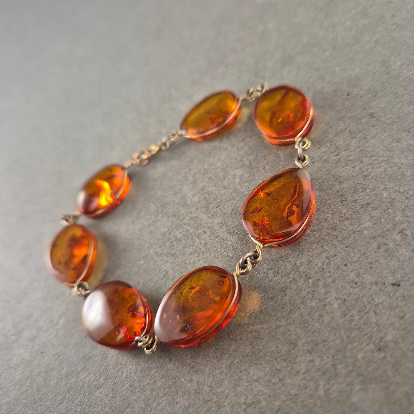 Elegantes Bernstein Armband – Naturstein in warmem Honigton