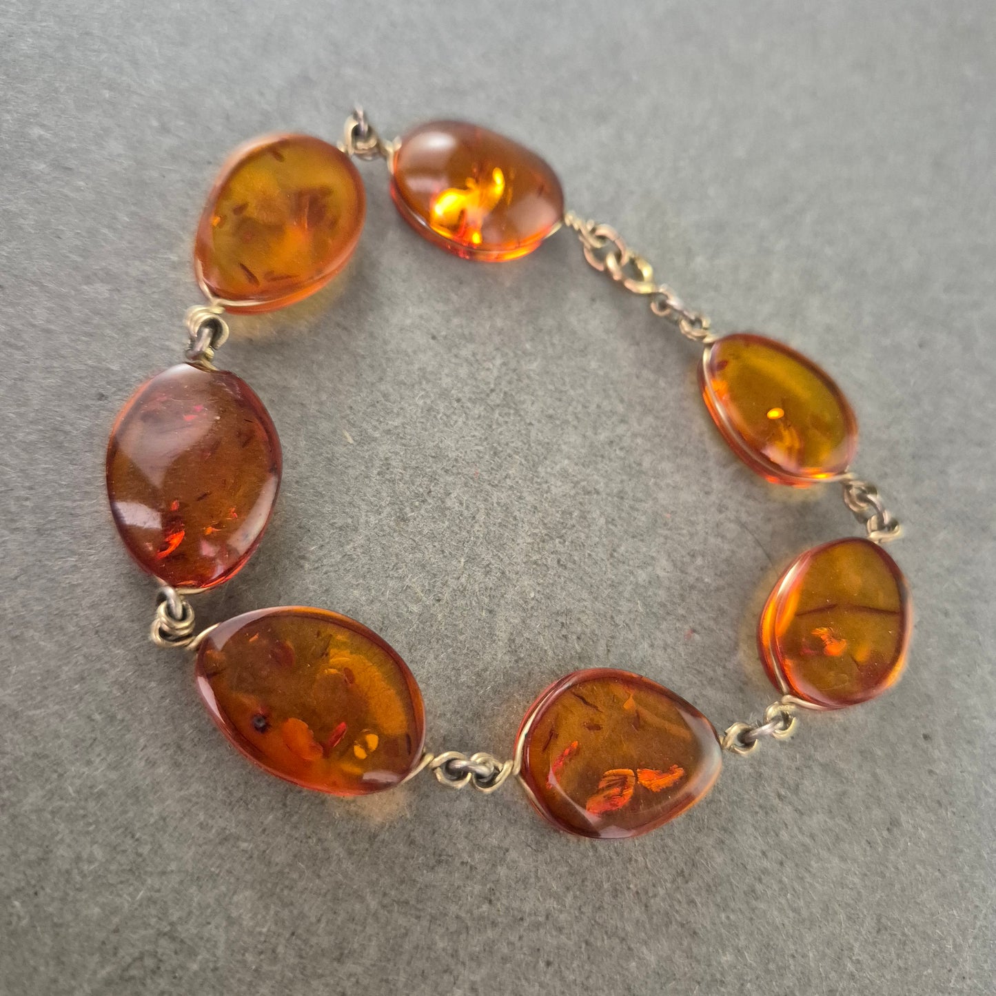 Elegantes Bernstein Armband – Naturstein in warmem Honigton