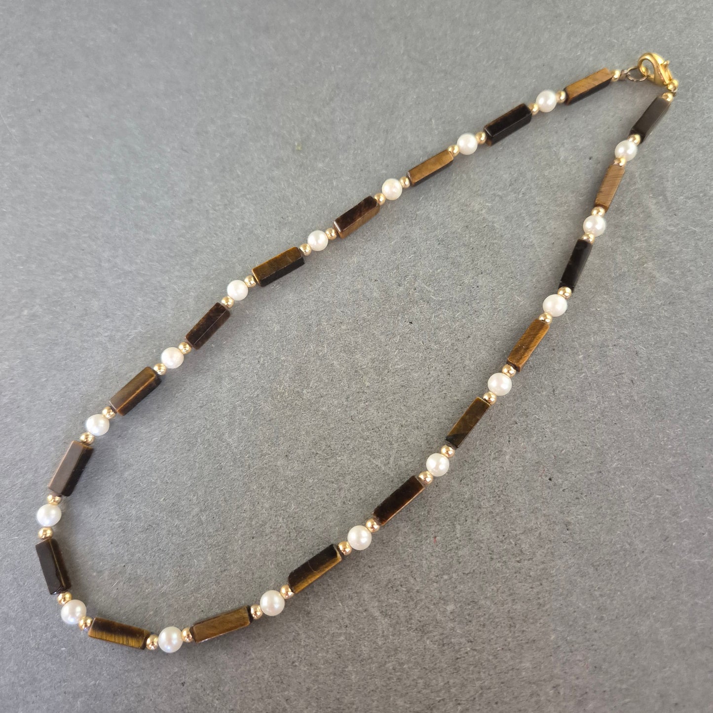 Edle Halskette mit Tigerauge und Perlen