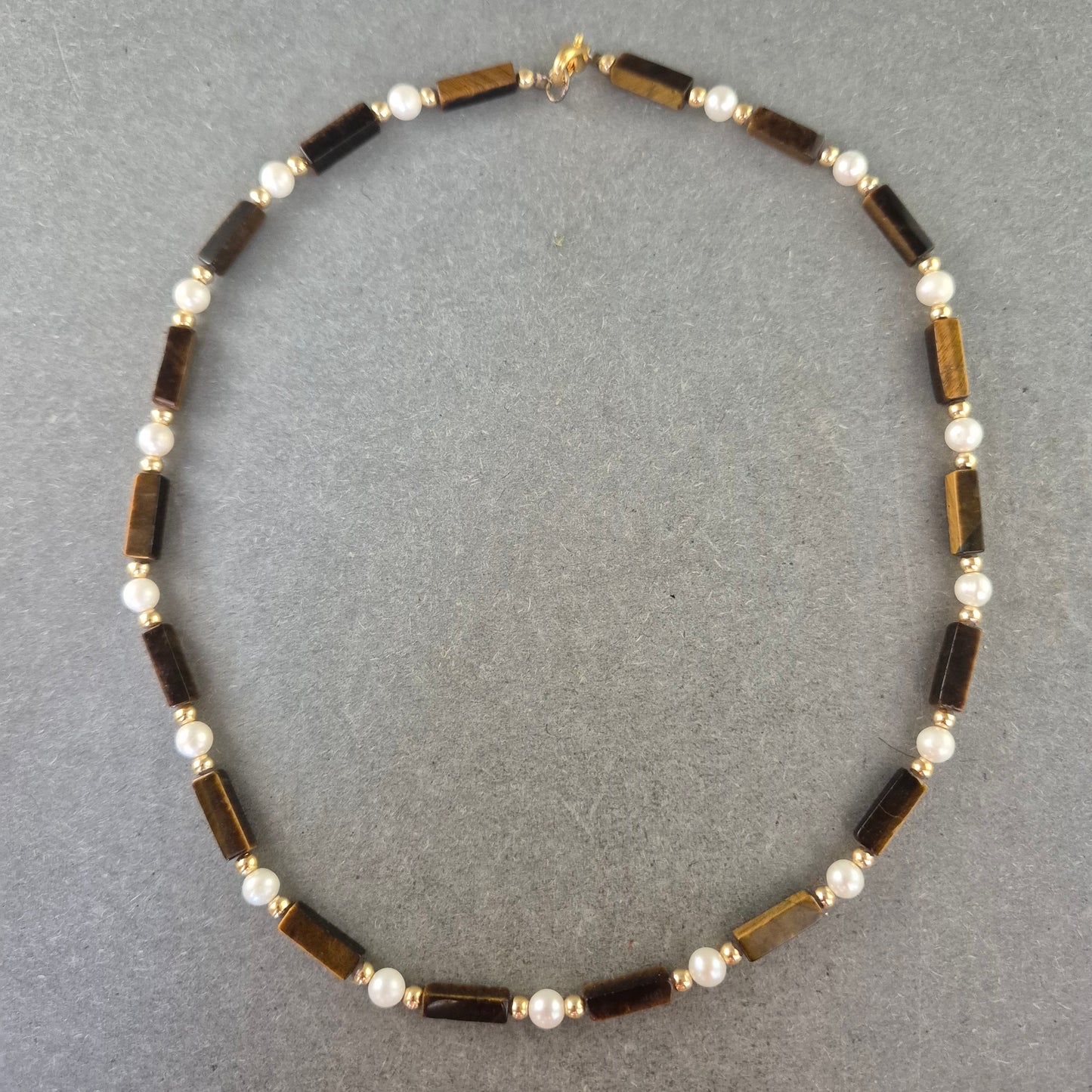 Edle Halskette mit Tigerauge und Perlen