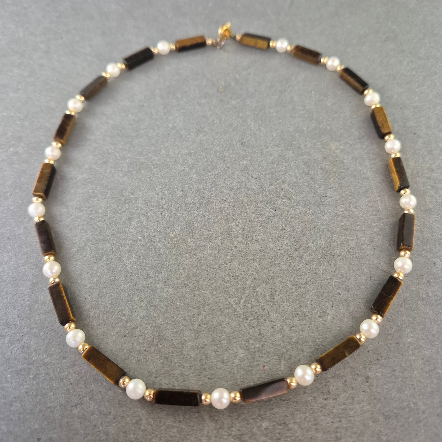 Edle Halskette mit Tigerauge und Perlen