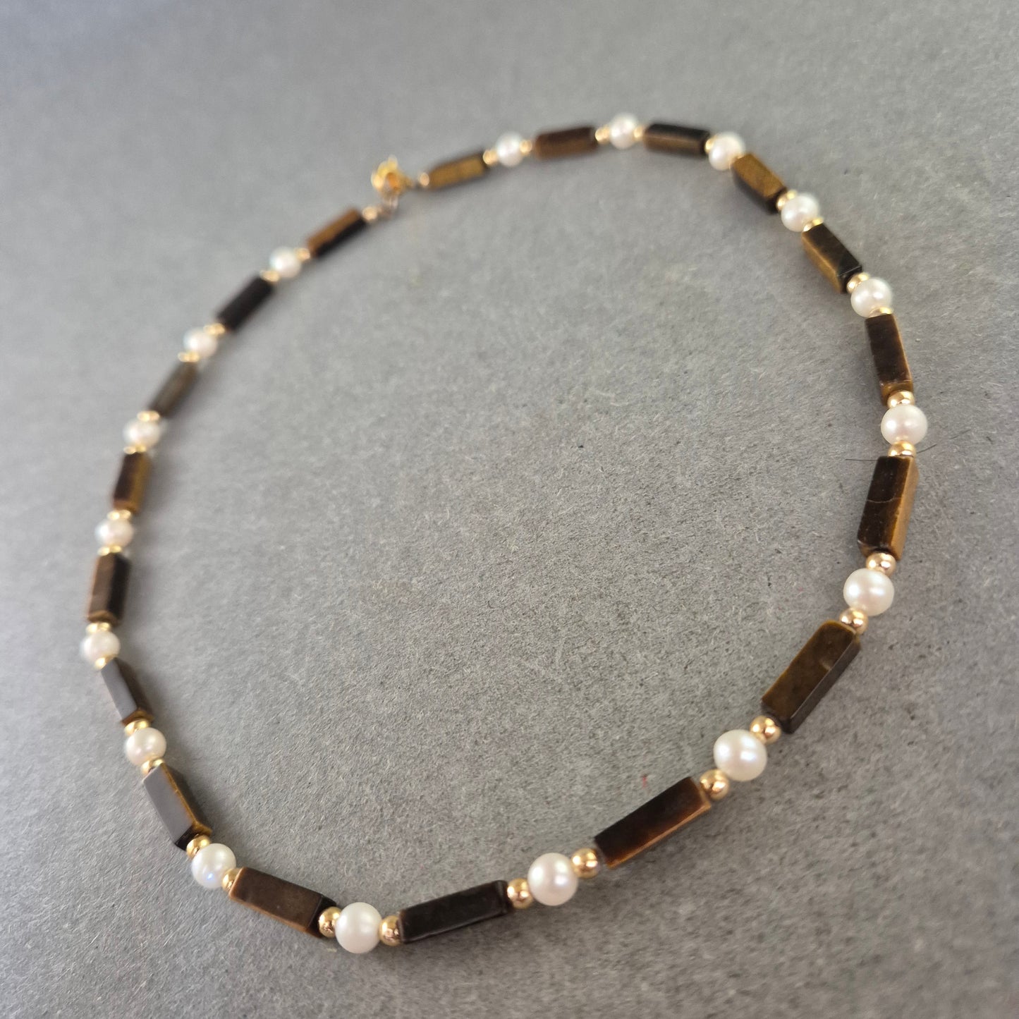Edle Halskette mit Tigerauge und Perlen