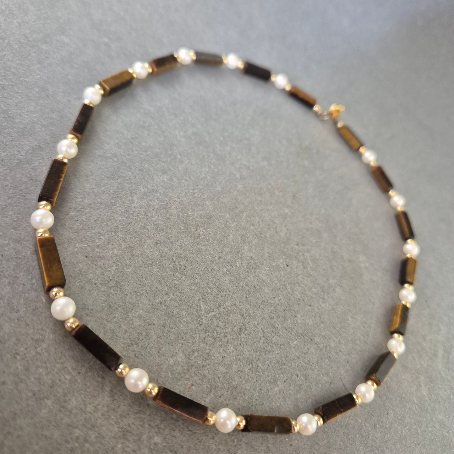 Edle Halskette mit Tigerauge und Perlen