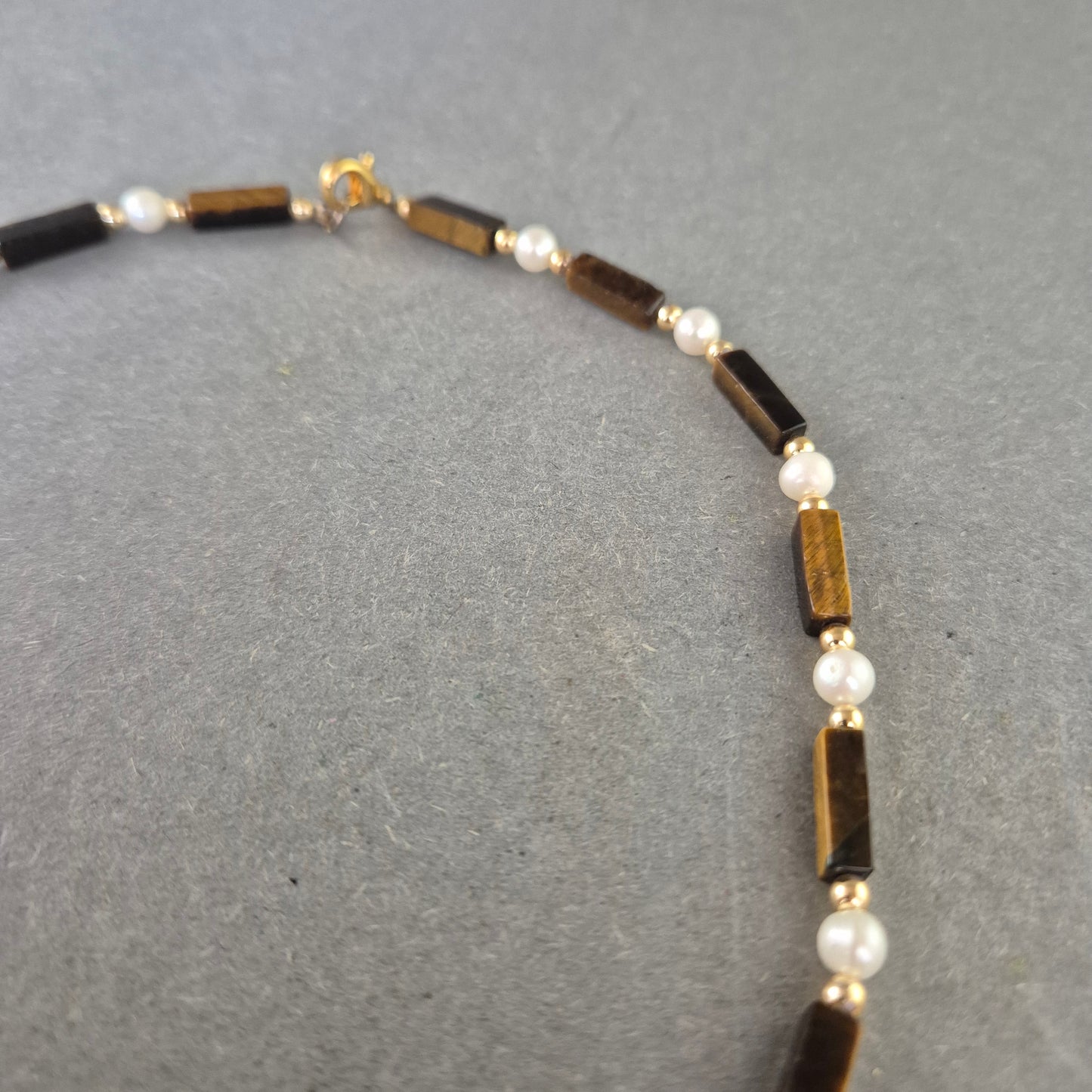 Edle Halskette mit Tigerauge und Perlen