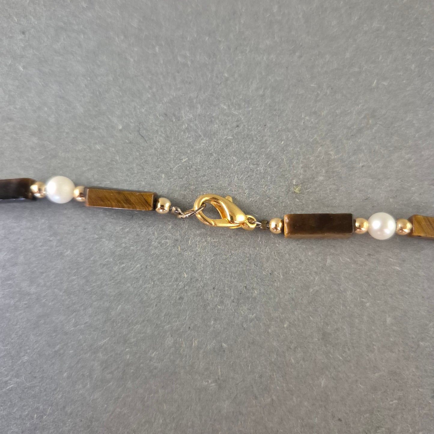 Edle Halskette mit Tigerauge und Perlen