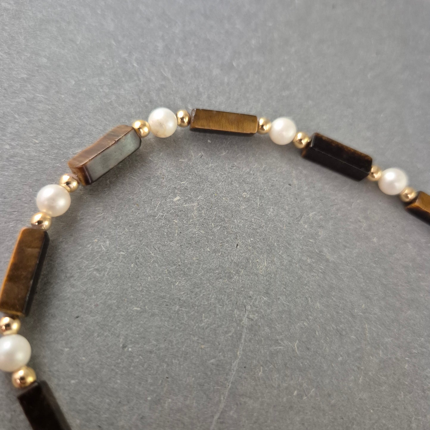 Edle Halskette mit Tigerauge und Perlen