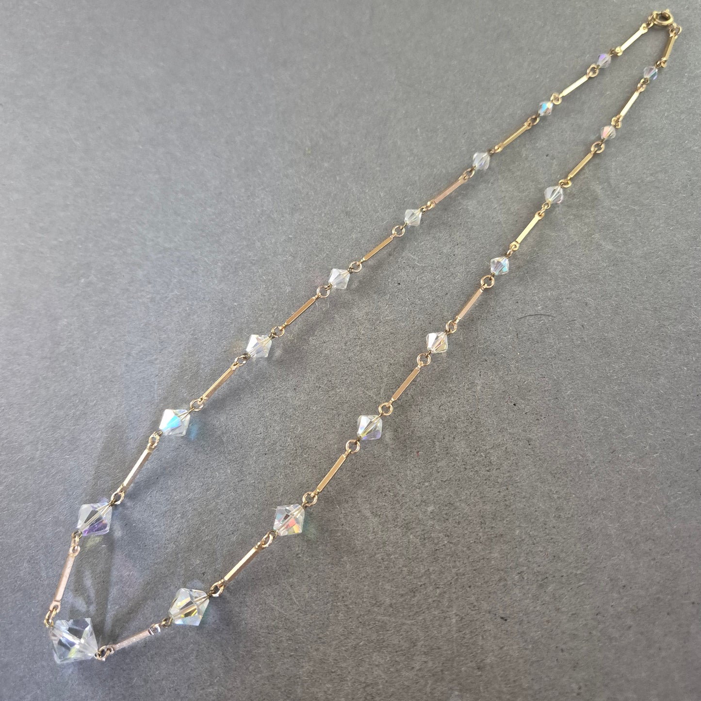 Feine Halskette mit Kristallperlen – Goldfarbene Elemente, ca. 45 cm