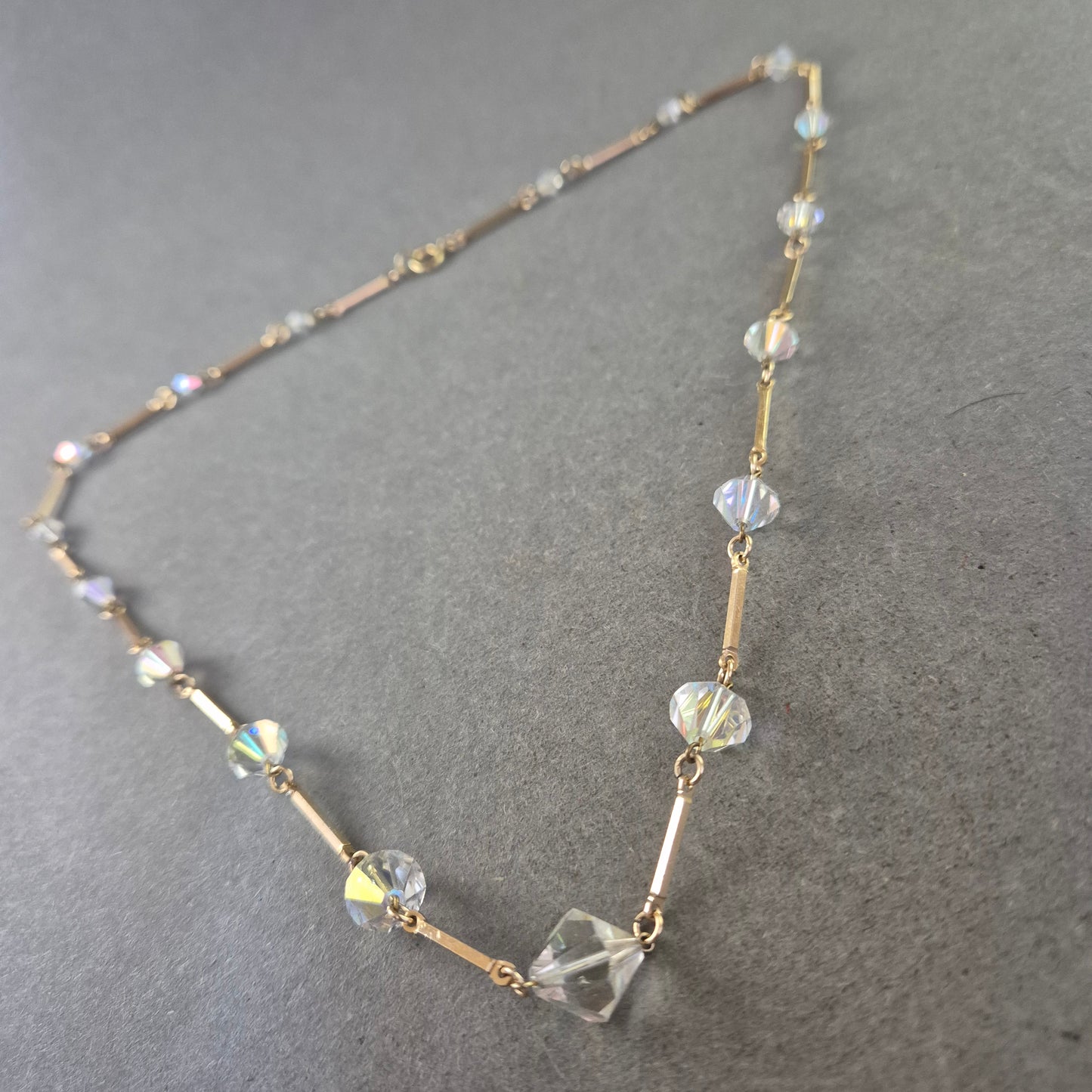 Feine Halskette mit Kristallperlen – Goldfarbene Elemente, ca. 45 cm