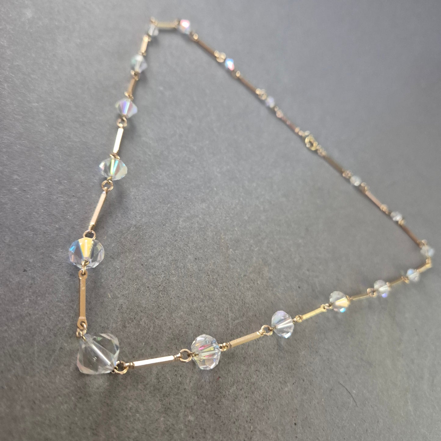 Feine Halskette mit Kristallperlen – Goldfarbene Elemente, ca. 45 cm