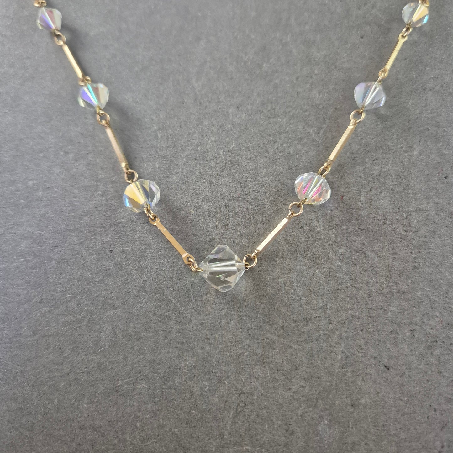 Feine Halskette mit Kristallperlen – Goldfarbene Elemente, ca. 45 cm