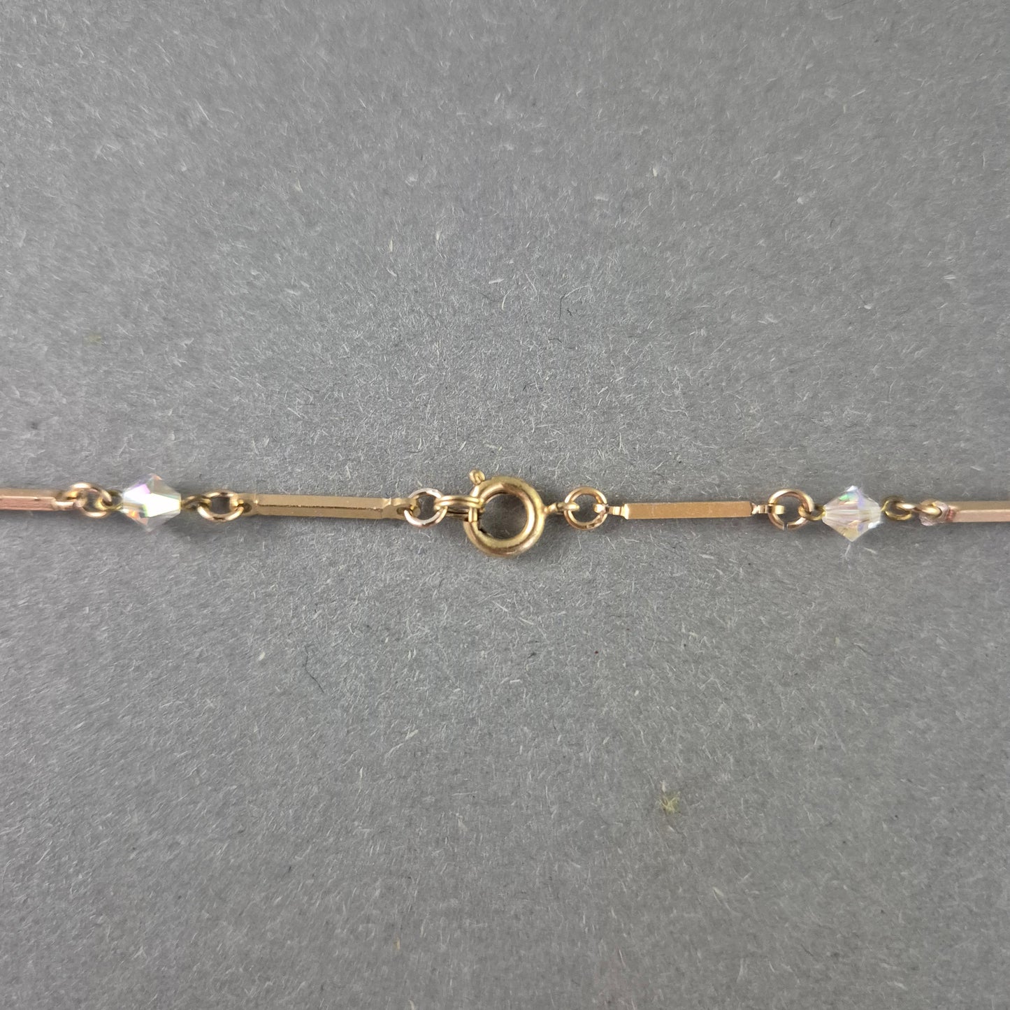 Feine Halskette mit Kristallperlen – Goldfarbene Elemente, ca. 45 cm