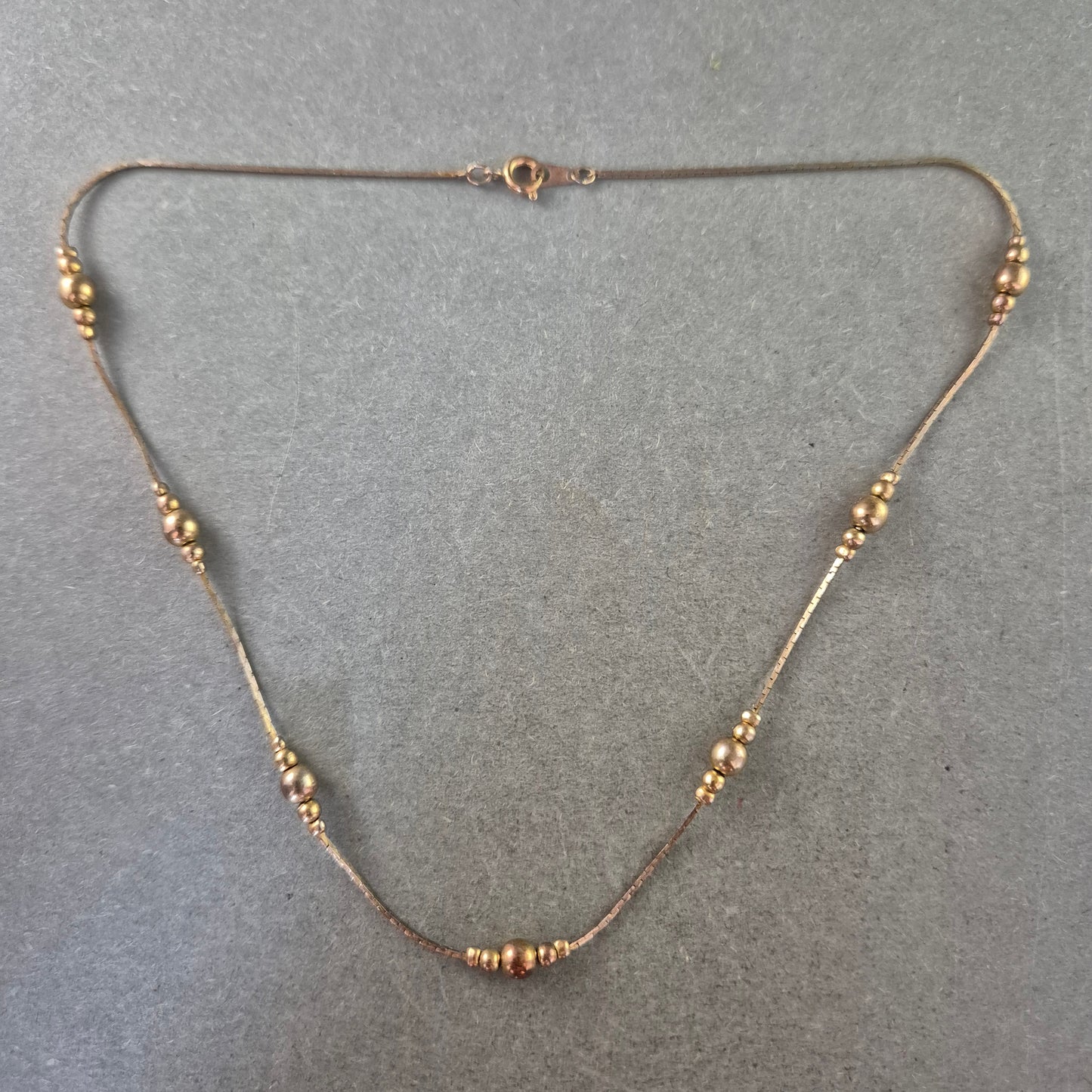 Feine Halskette mit goldfarbenen Perlen