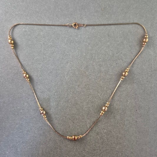 Feine Halskette mit goldfarbenen Perlen