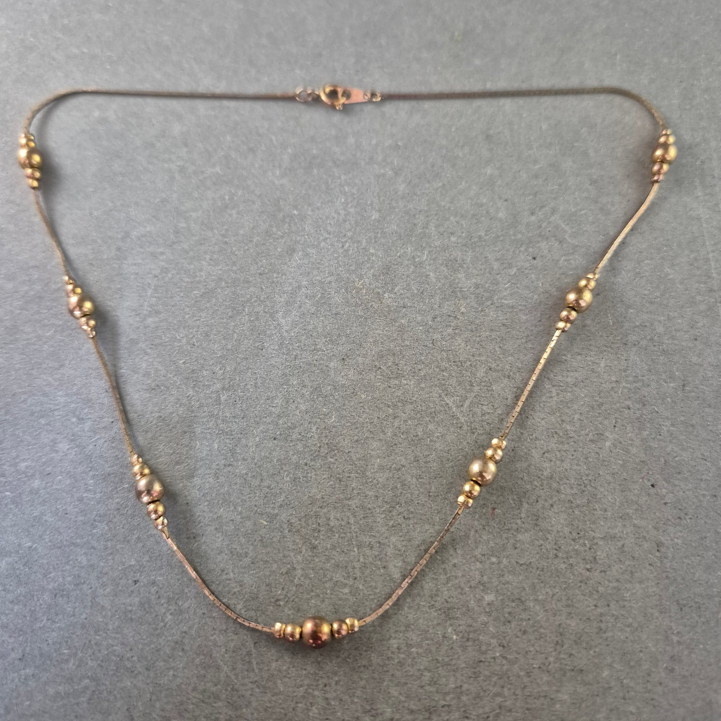 Feine Halskette mit goldfarbenen Perlen