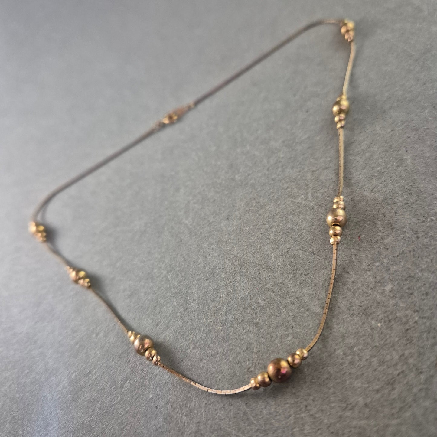 Feine Halskette mit goldfarbenen Perlen