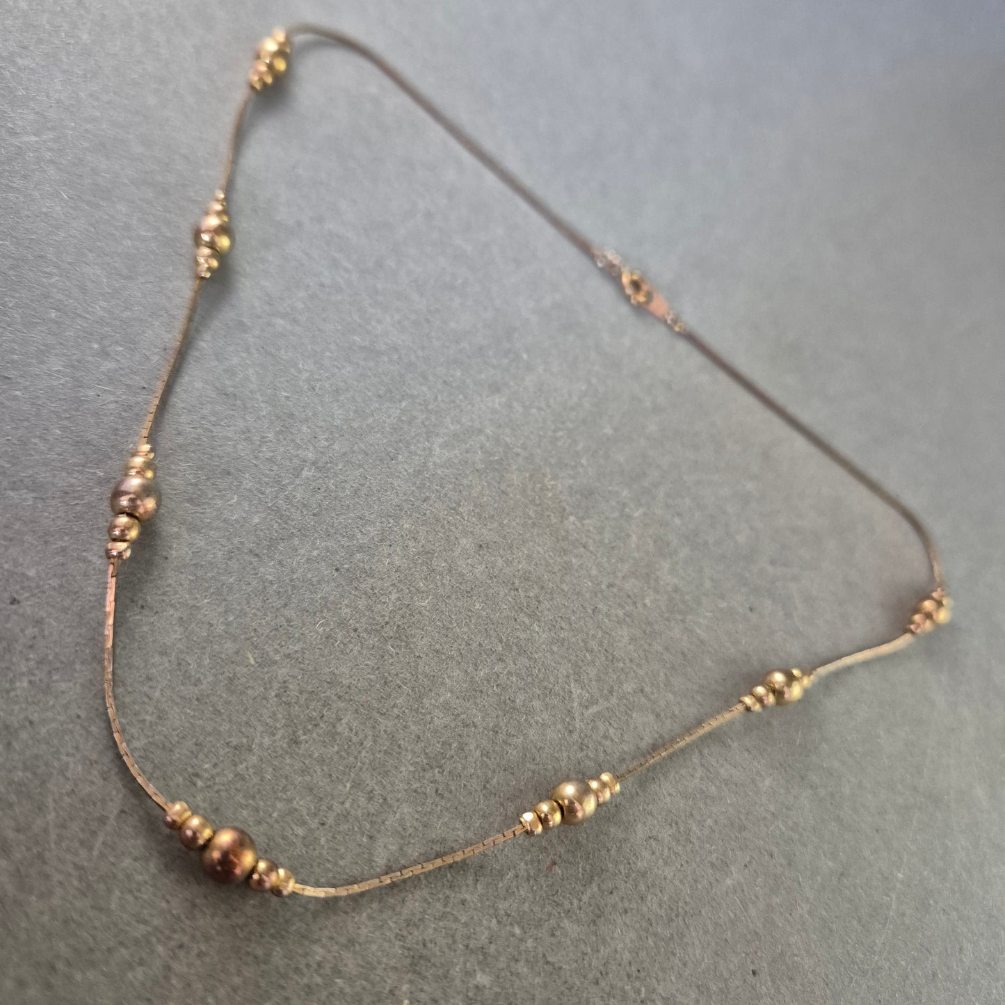 Feine Halskette mit goldfarbenen Perlen