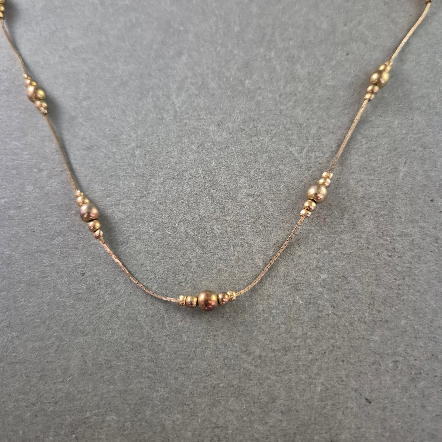 Feine Halskette mit goldfarbenen Perlen