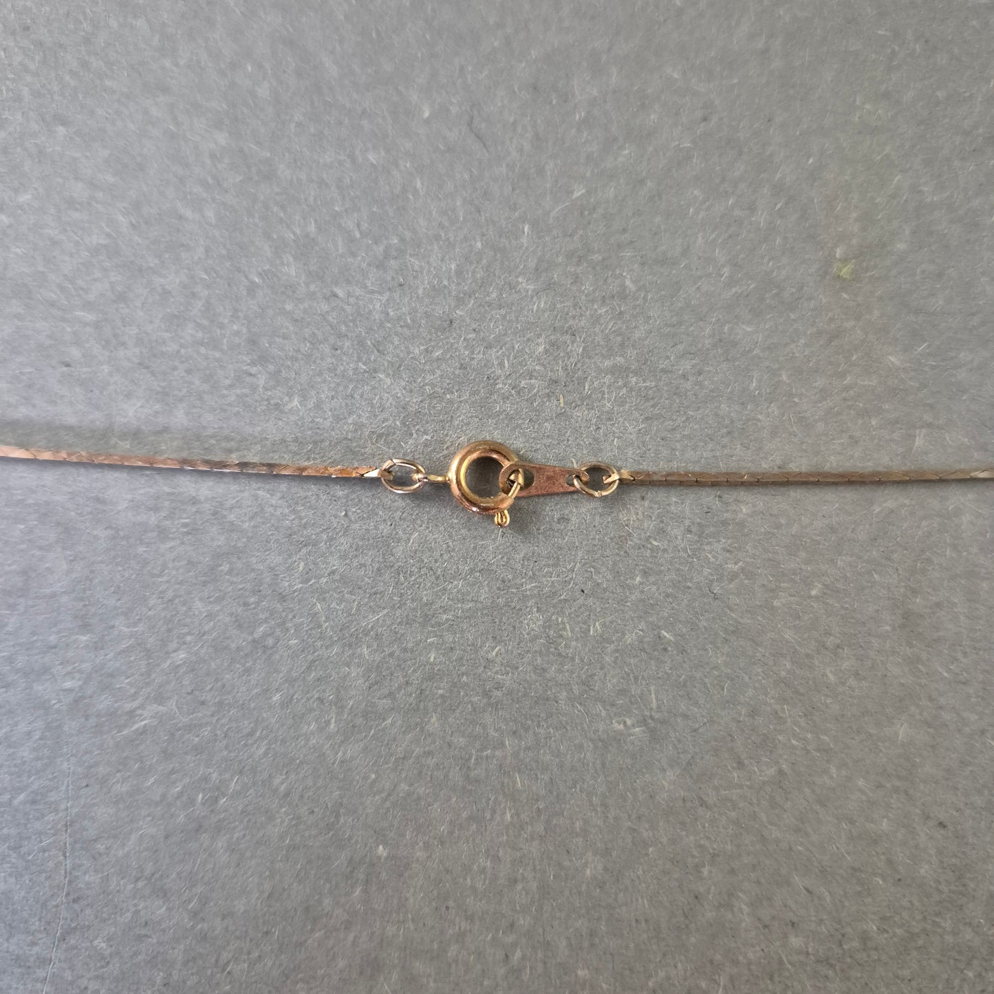 Feine Halskette mit goldfarbenen Perlen