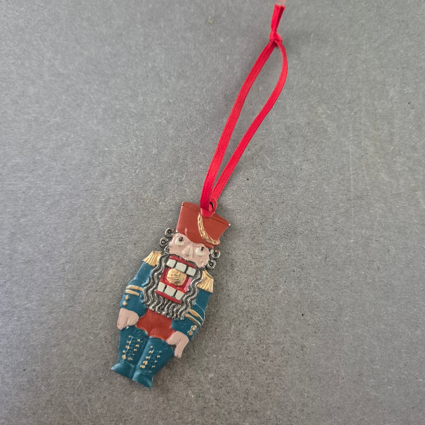 Weihnachtlicher Nussknacker Anhänger – Handbemalte Dekofigur