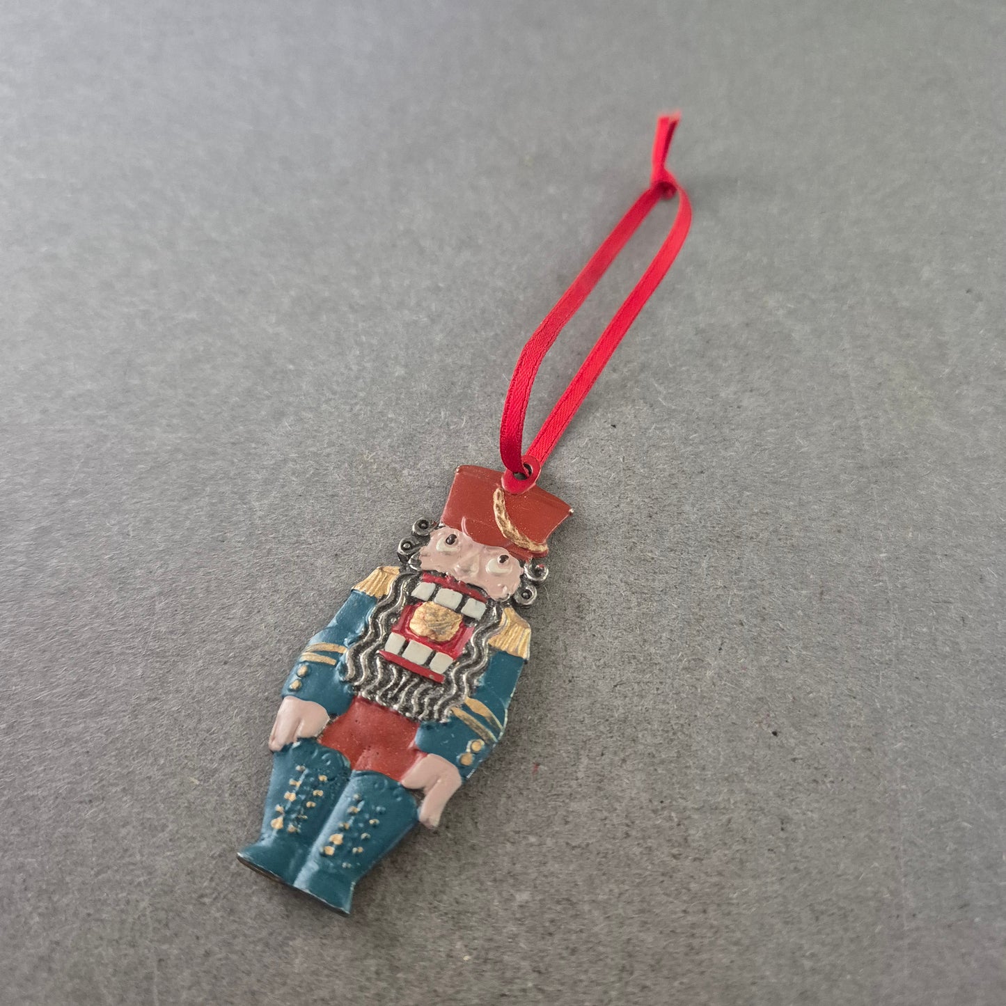 Weihnachtlicher Nussknacker Anhänger – Handbemalte Dekofigur