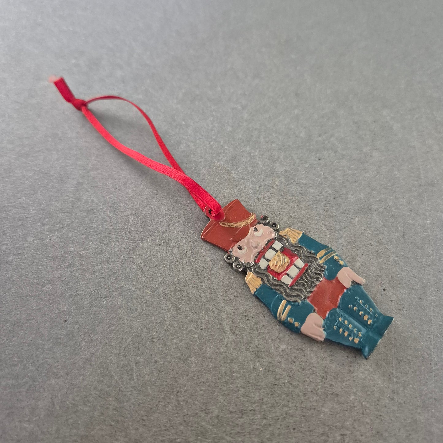 Weihnachtlicher Nussknacker Anhänger – Handbemalte Dekofigur