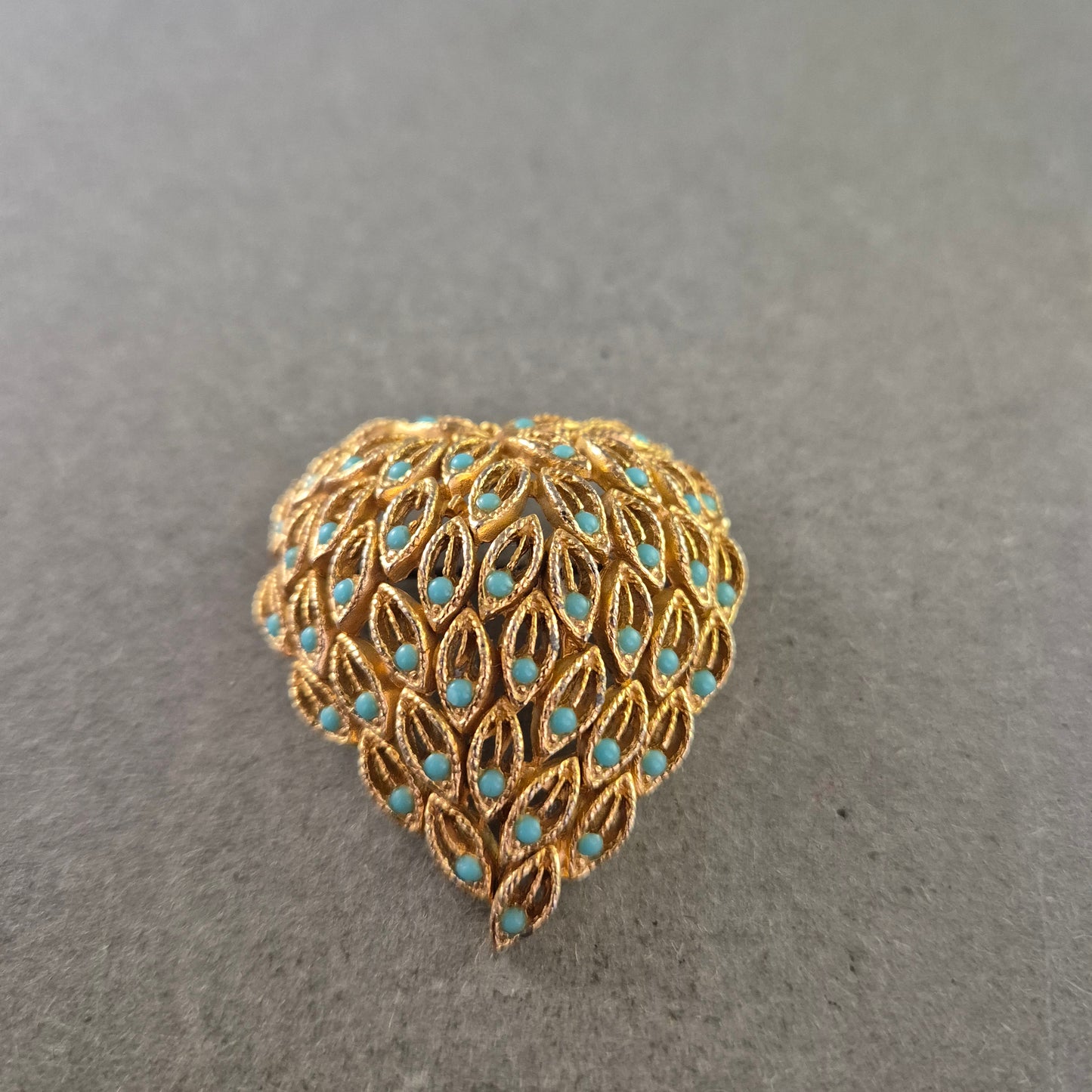 Elegante goldene Brosche mit türkisfarbenen Akzenten – Blattdesign