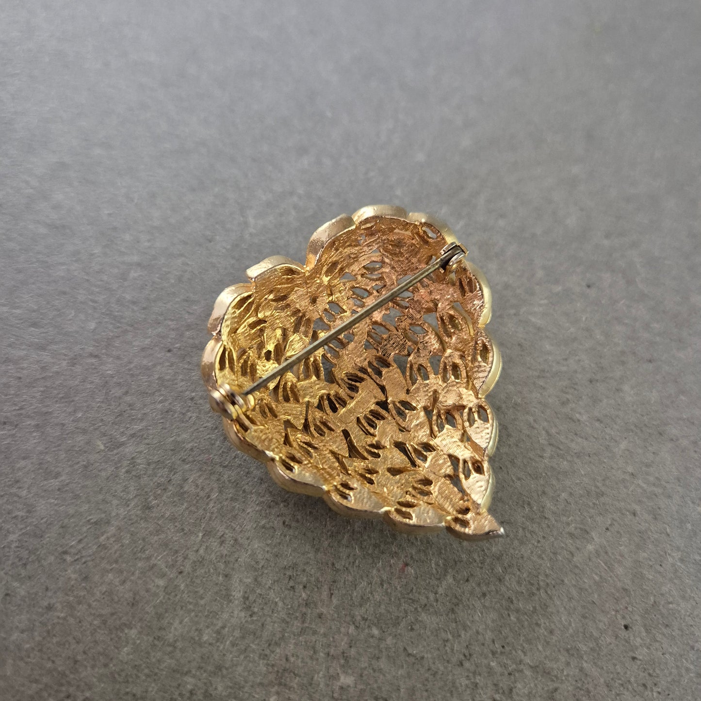 Elegante goldene Brosche mit türkisfarbenen Akzenten – Blattdesign