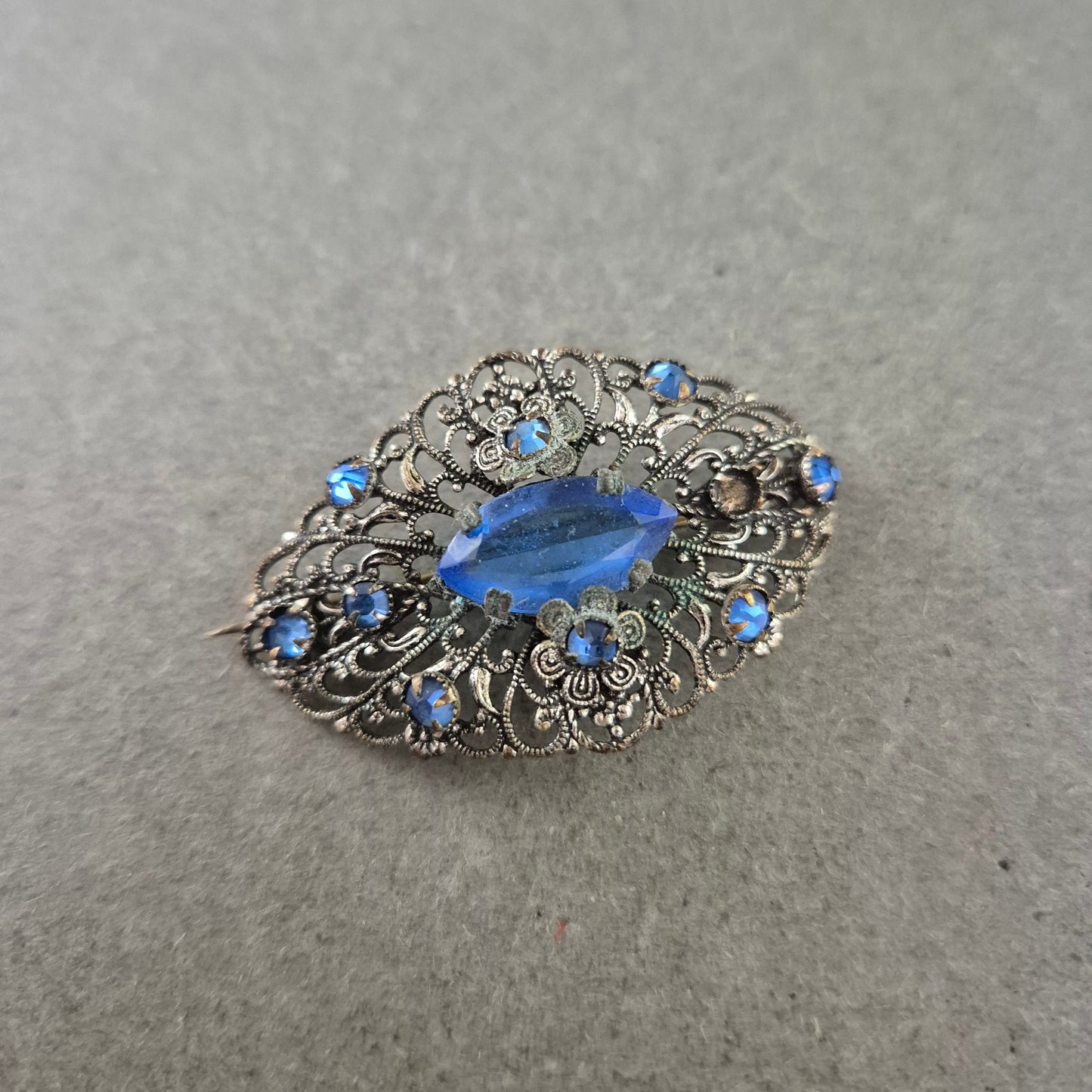 Antike Brosche im Filigran-Design mit blauen Schmucksteinen