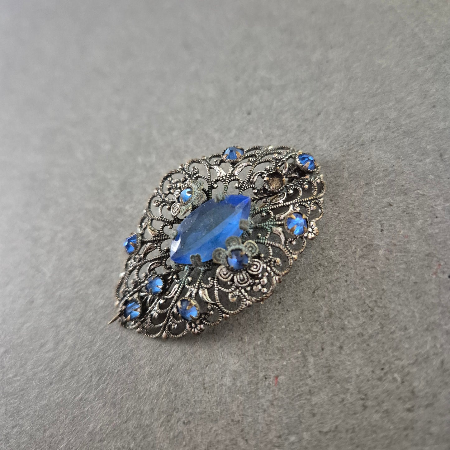 Antike Brosche im Filigran-Design mit blauen Schmucksteinen