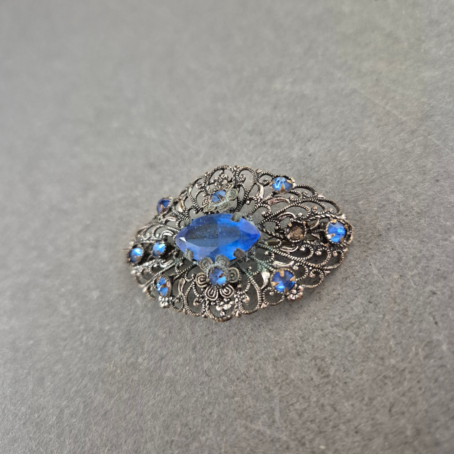 Antike Brosche im Filigran-Design mit blauen Schmucksteinen