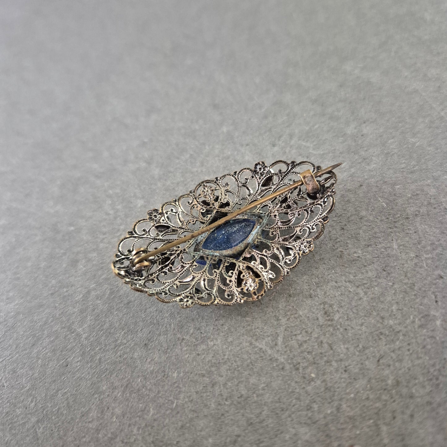 Antike Brosche im Filigran-Design mit blauen Schmucksteinen