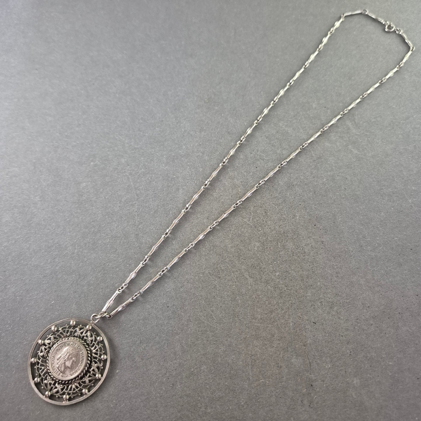 Vintage Kette mit Münz Anhänger – Filigranes Design