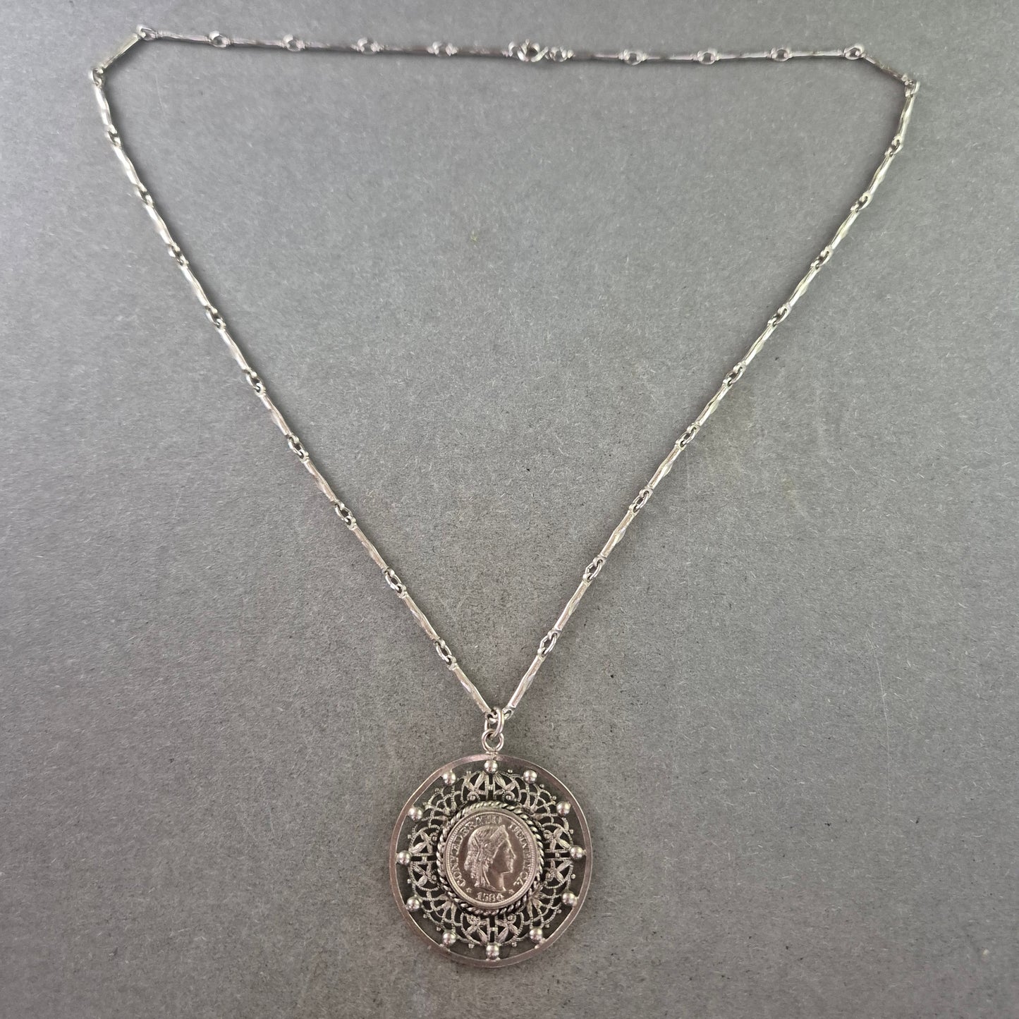 Vintage Kette mit Münz Anhänger – Filigranes Design