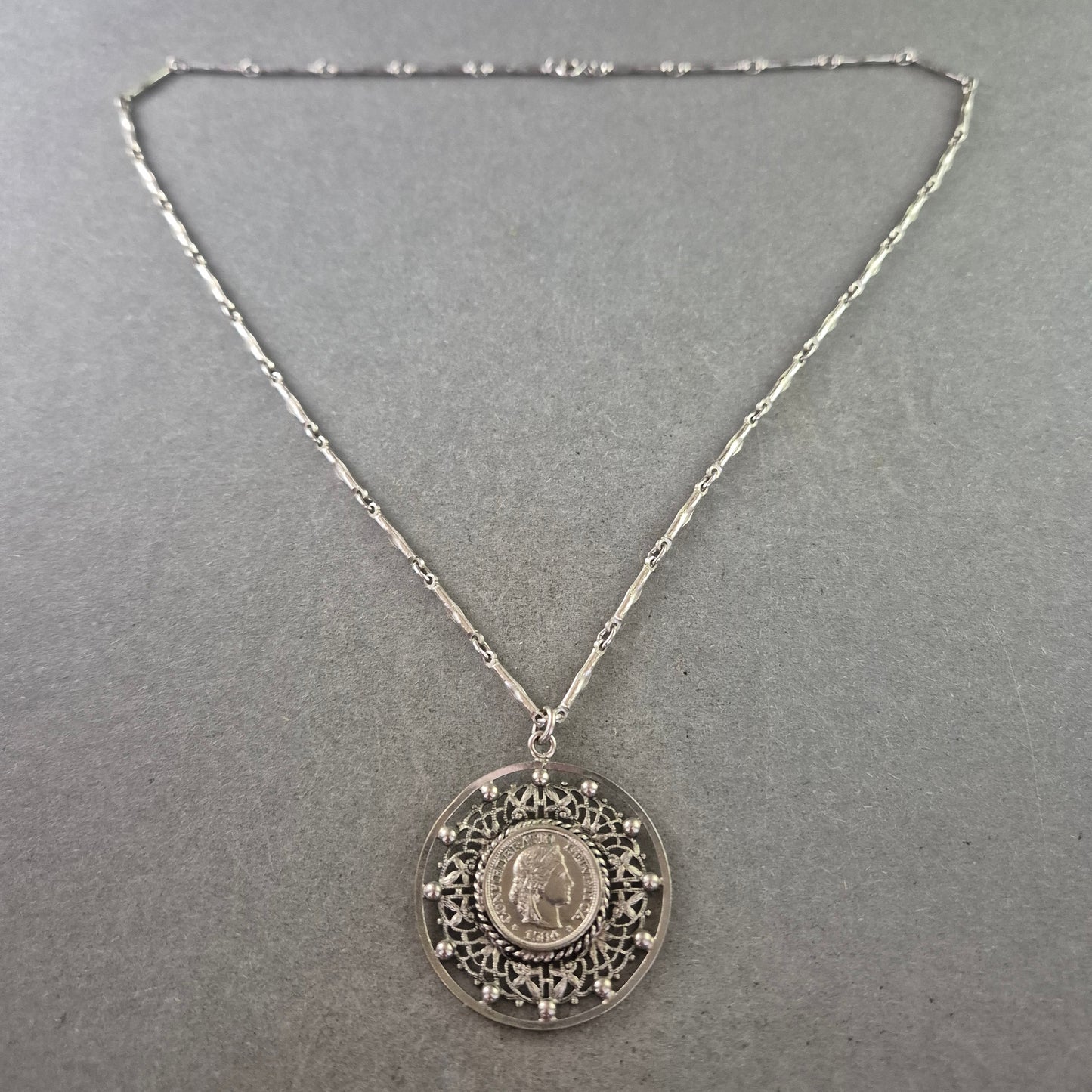 Vintage Kette mit Münz Anhänger – Filigranes Design
