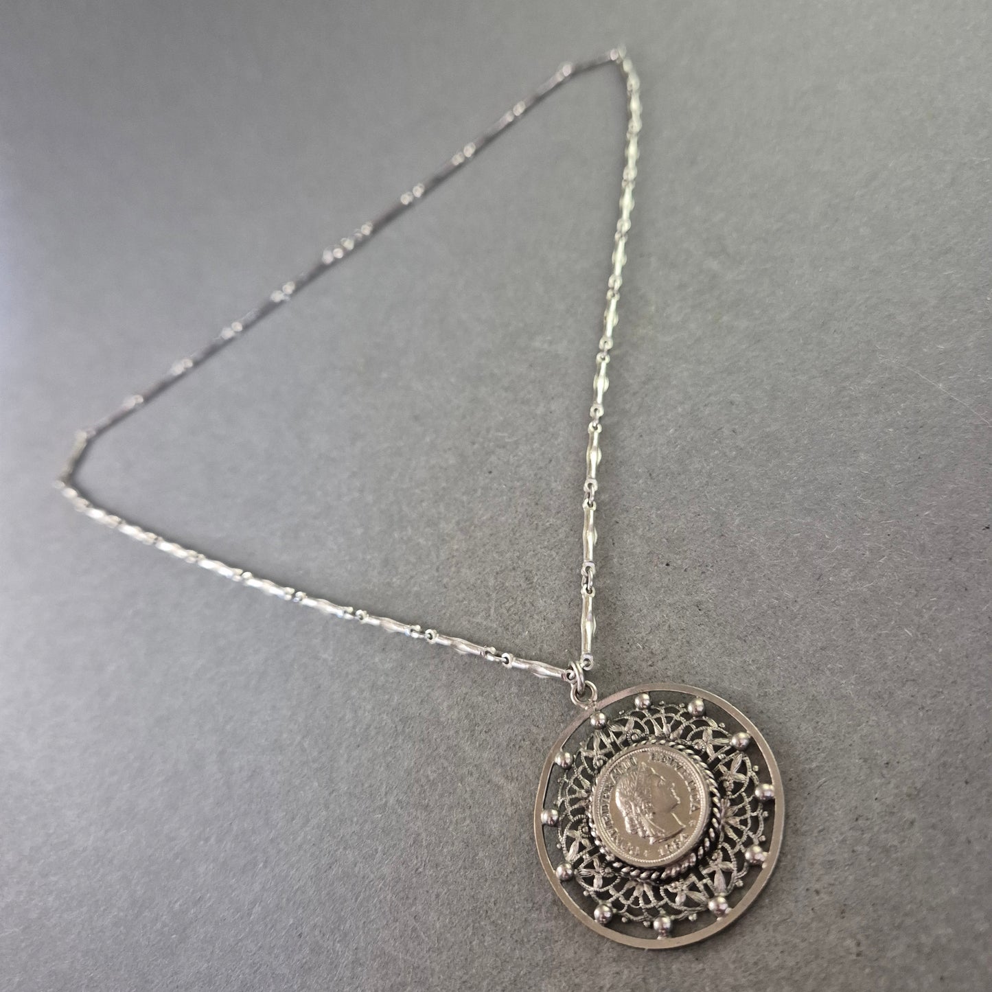 Vintage Kette mit Münz Anhänger – Filigranes Design