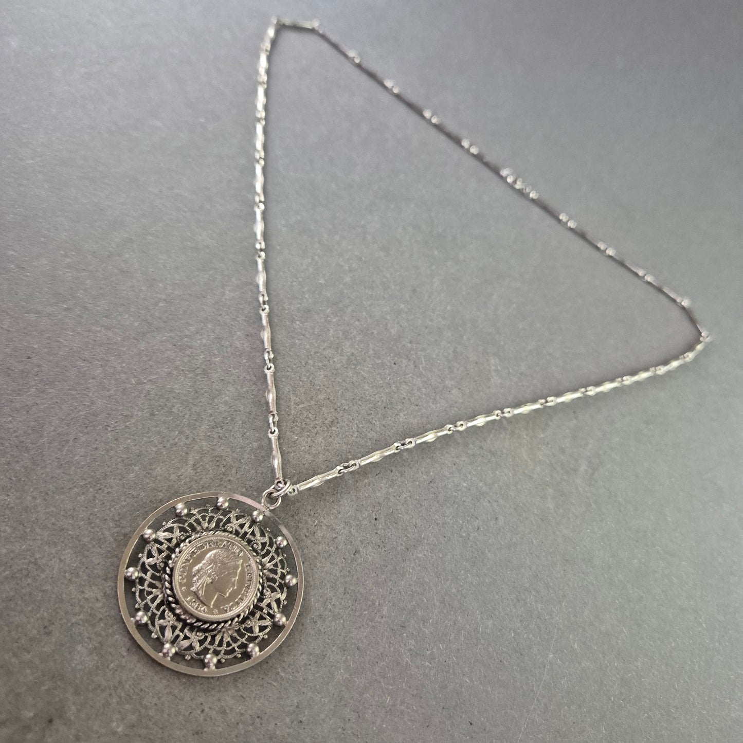 Vintage Kette mit Münz Anhänger – Filigranes Design