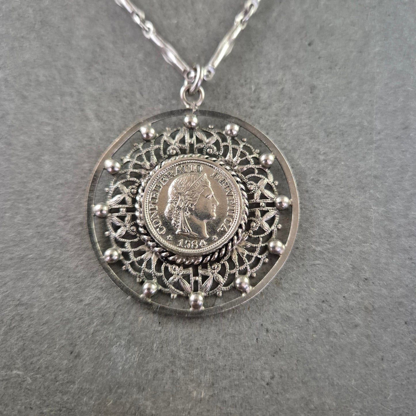Vintage Kette mit Münz Anhänger – Filigranes Design