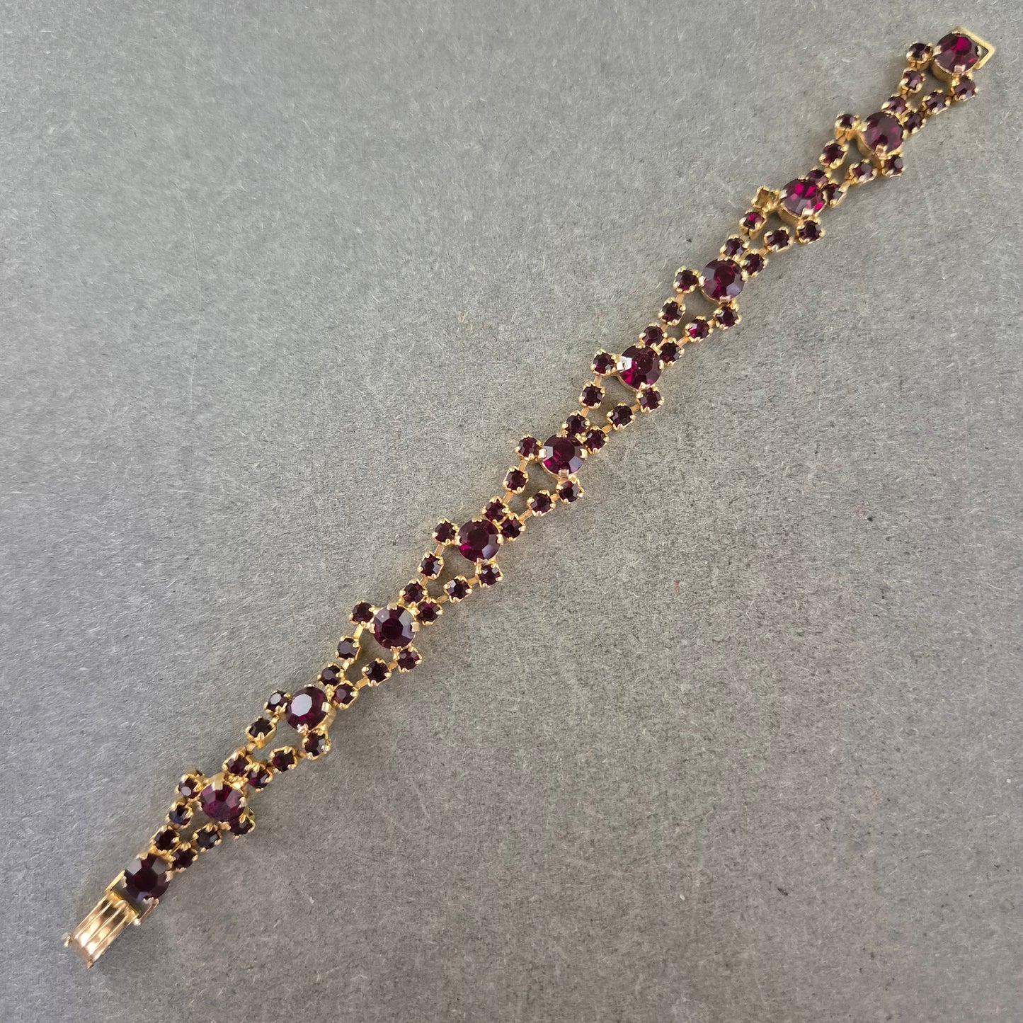 Vintage Armband mit roten Steinen – Elegantes Blumen Design