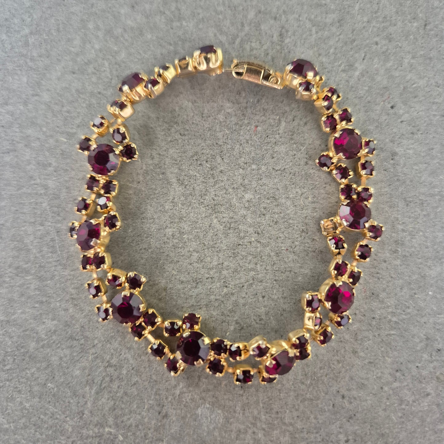 Vintage Armband mit roten Steinen – Elegantes Blumen Design