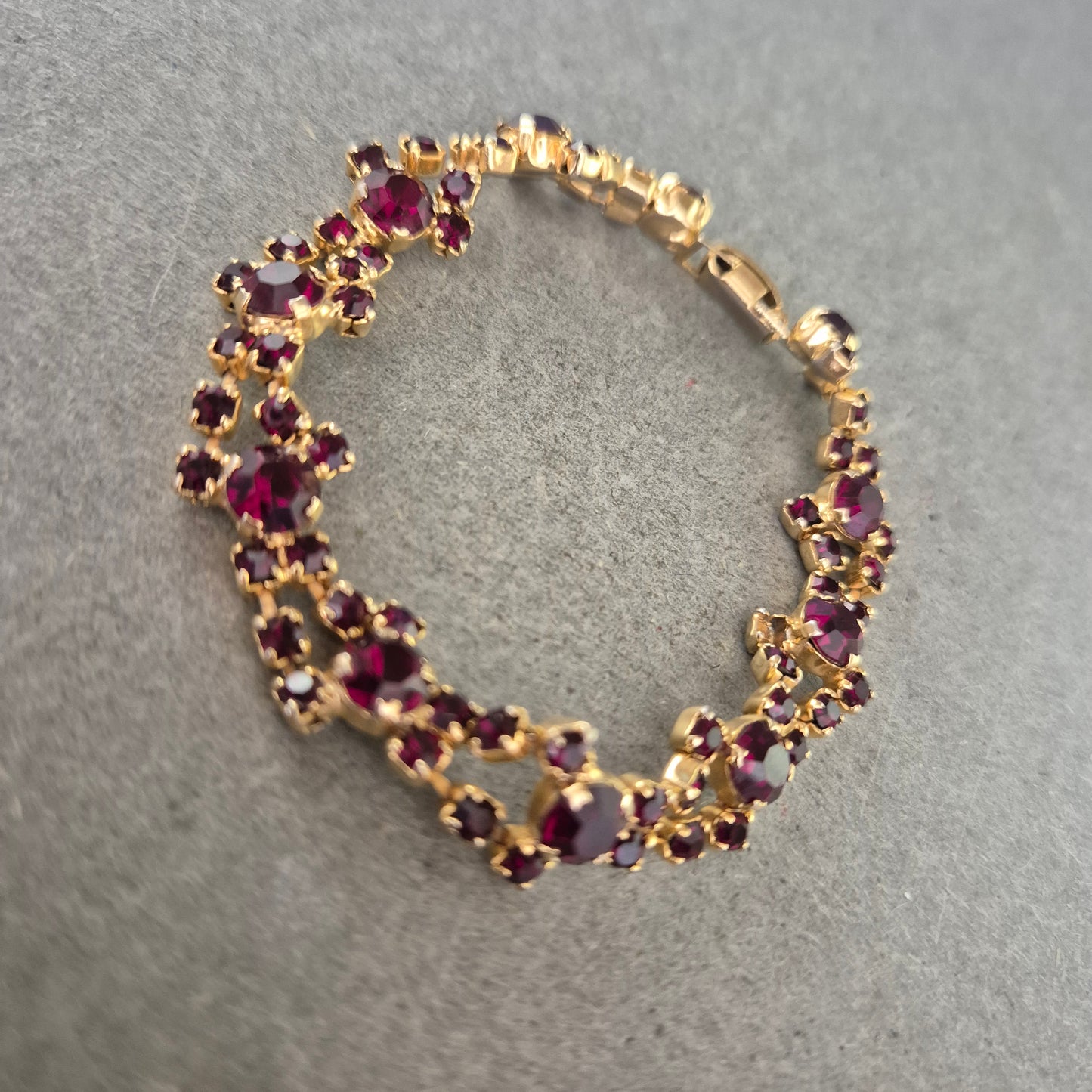 Vintage Armband mit roten Steinen – Elegantes Blumen Design