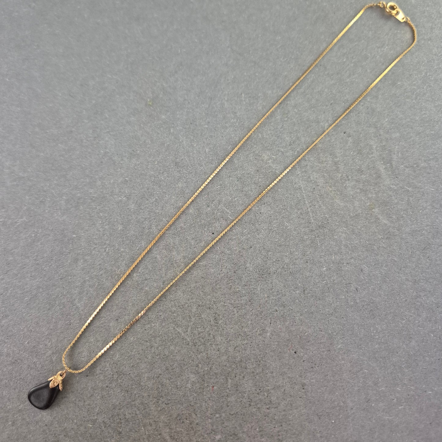 Vintage Kette mit schwarzem Tropfen Anhänger – Zeitlos Elegant