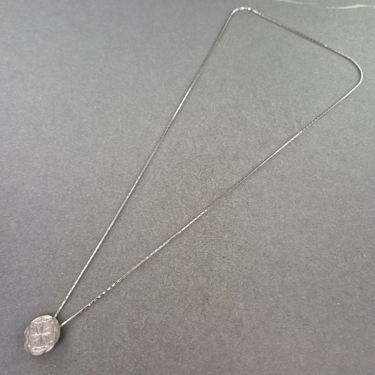 Vintage Kette mit rundem Anhänger – Graviertes Muster