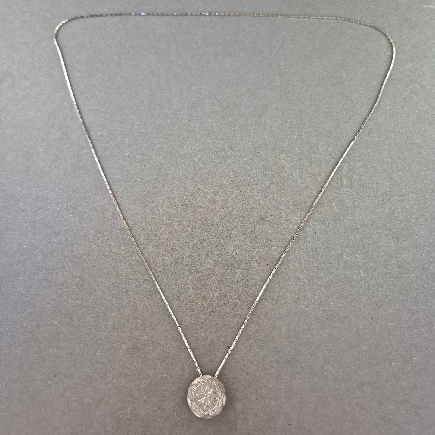 Vintage Kette mit rundem Anhänger – Graviertes Muster