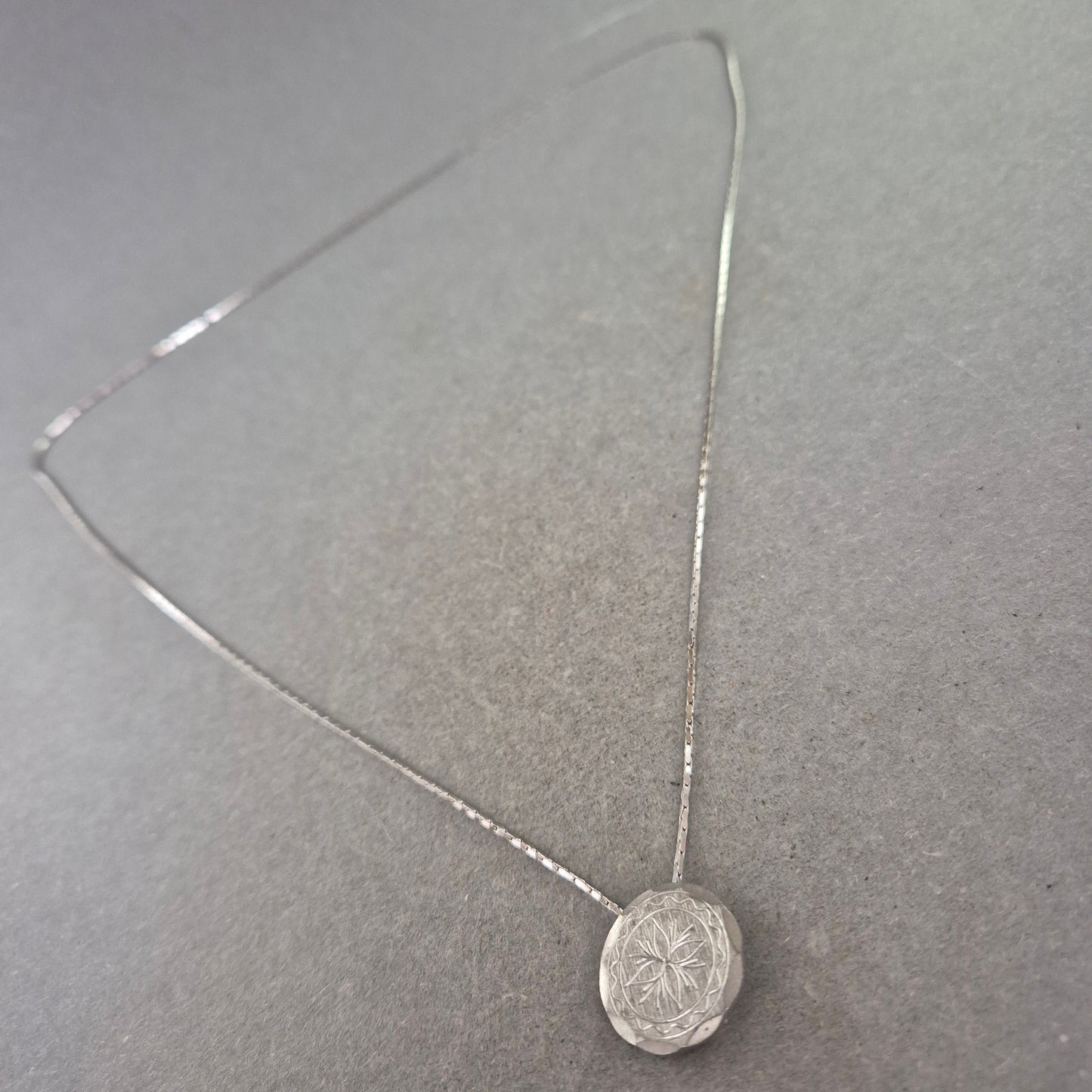 Vintage Kette mit rundem Anhänger – Graviertes Muster