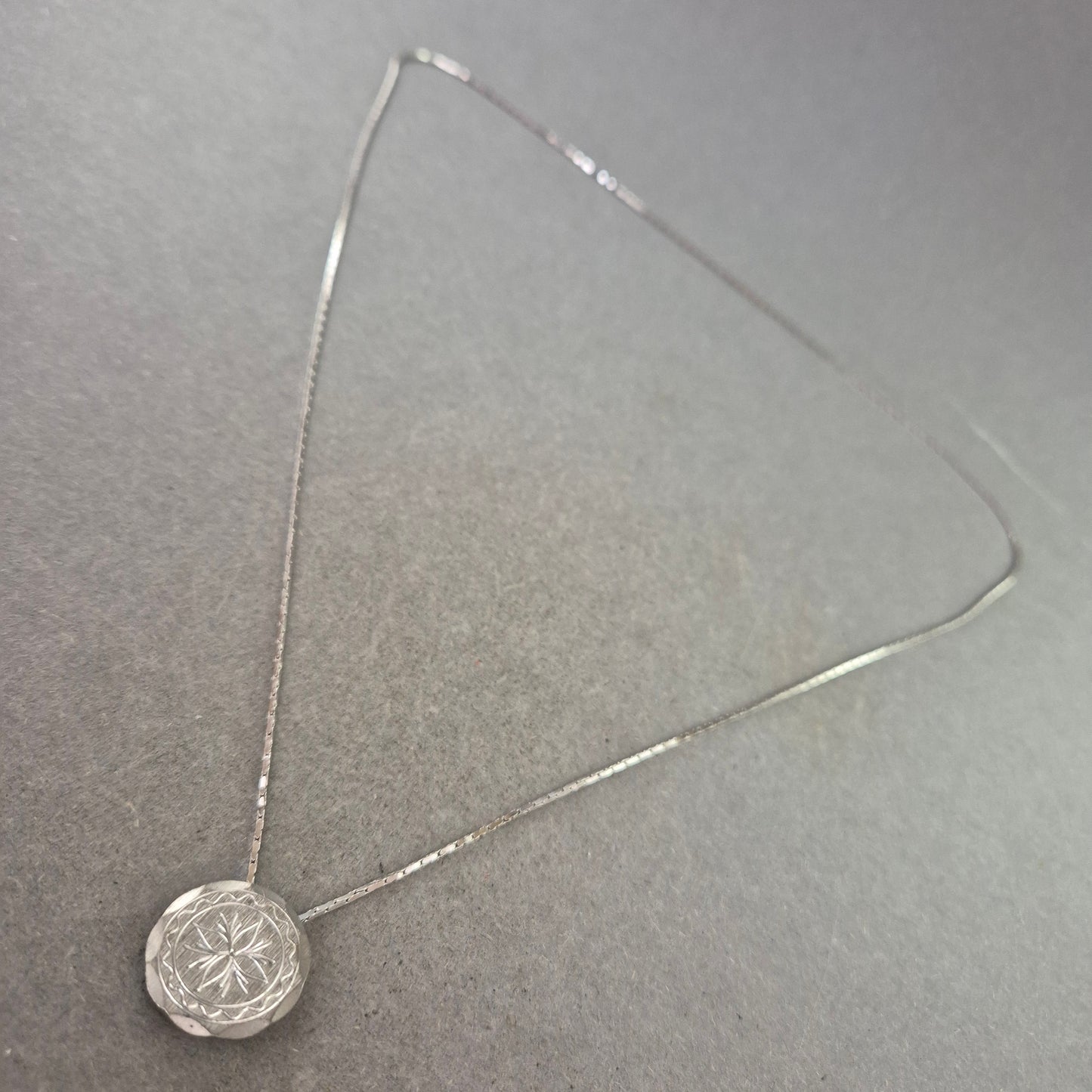 Vintage Kette mit rundem Anhänger – Graviertes Muster