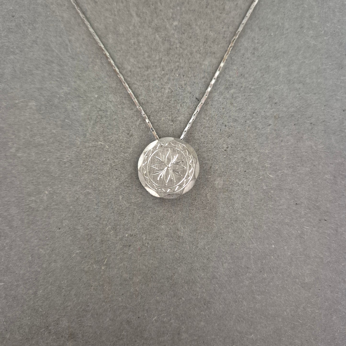 Vintage Kette mit rundem Anhänger – Graviertes Muster