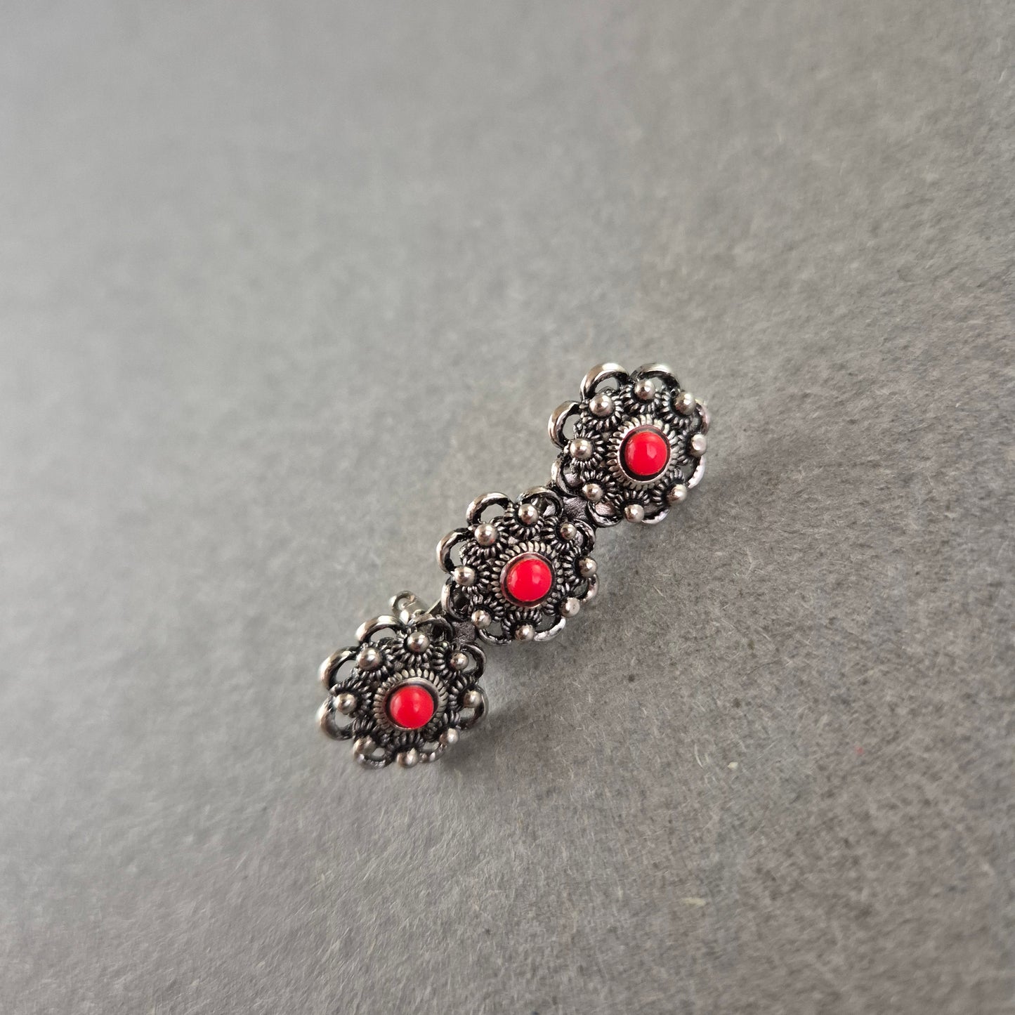 Vintage Brosche mit roten Steinen – Florales Design